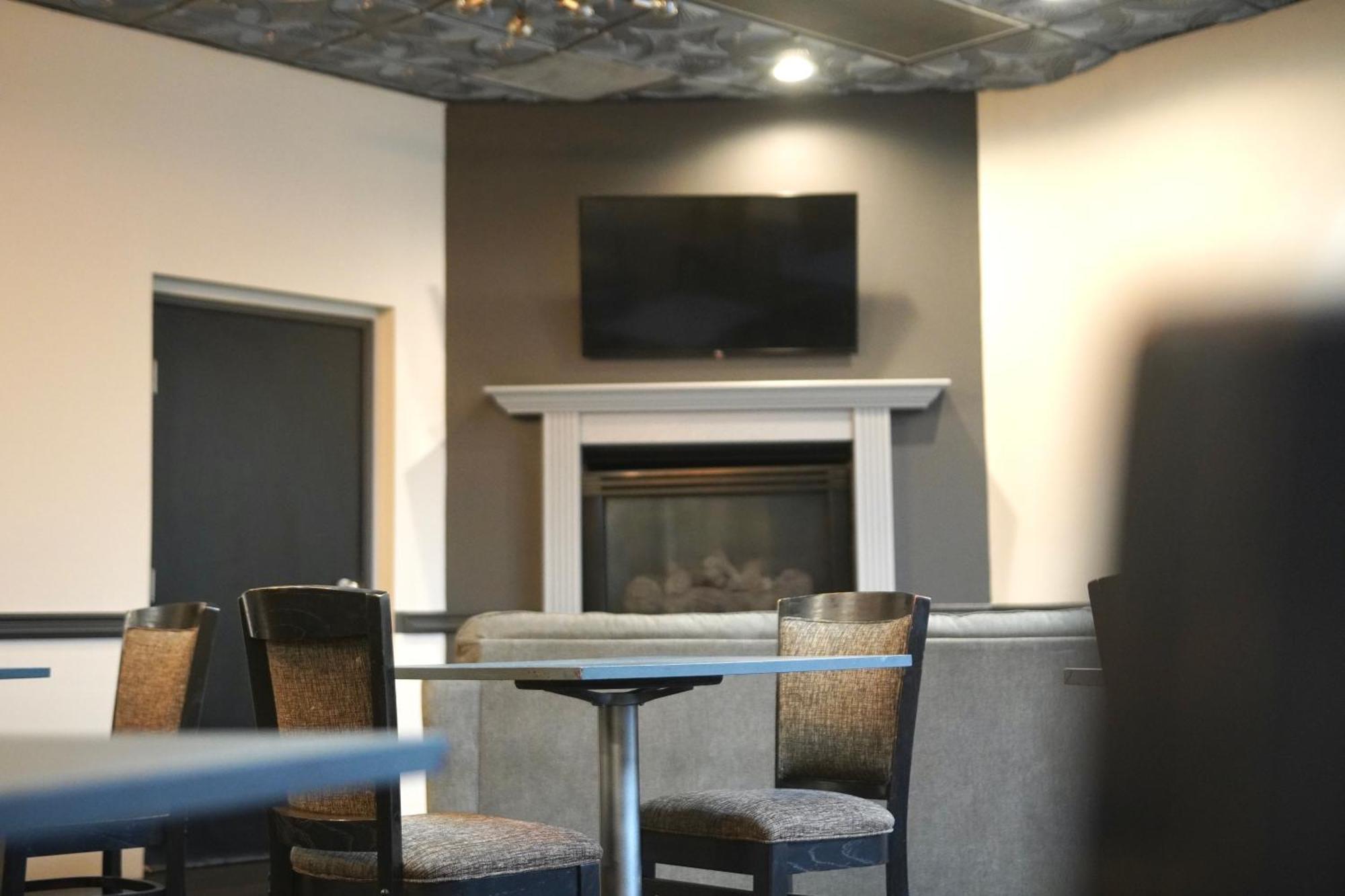 ווטרפורד American Inn & Suites מראה חיצוני תמונה
