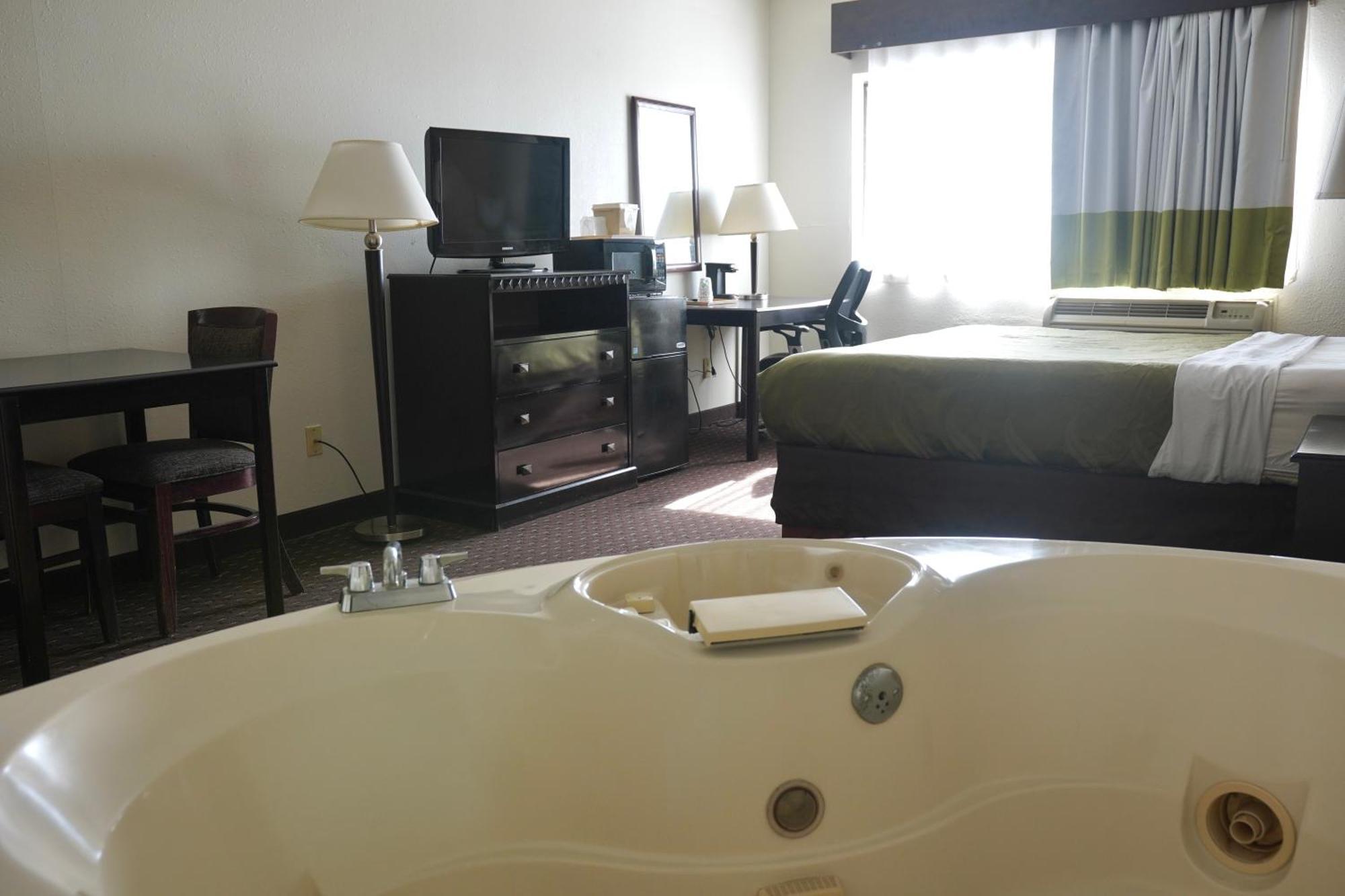 ווטרפורד American Inn & Suites מראה חיצוני תמונה
