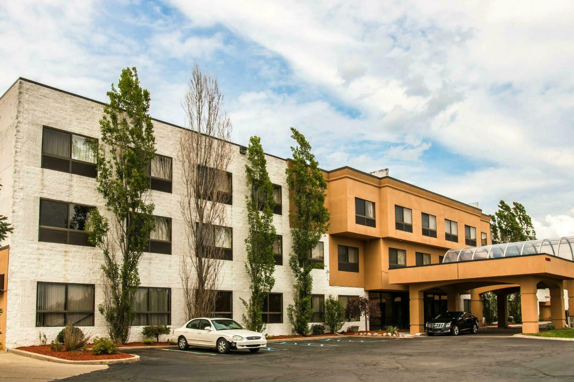 ווטרפורד American Inn & Suites מראה חיצוני תמונה