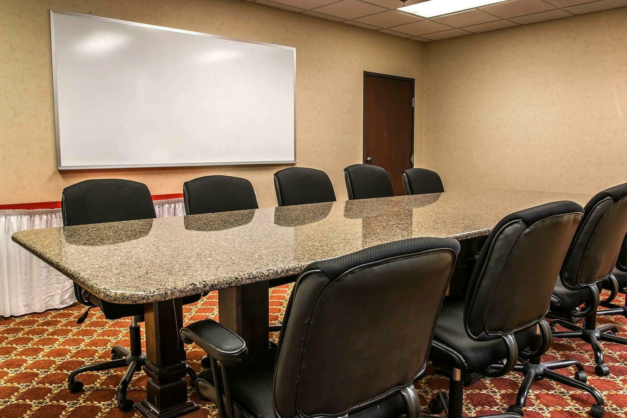 ווטרפורד American Inn & Suites מראה חיצוני תמונה